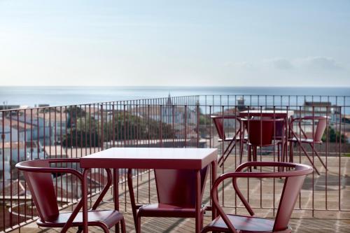アングラ・ド・エロイーズモにあるAngrA +の海を望むバルコニー(椅子とテーブル付)