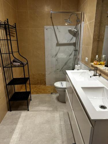 W łazience znajduje się prysznic, toaleta i umywalka. w obiekcie Villa One Tenerife w mieście Costa Del Silencio