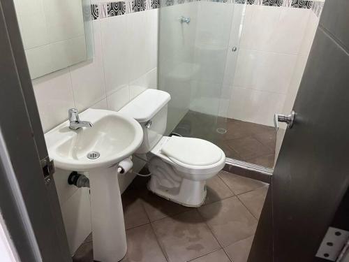 ein Bad mit einem WC und einem Waschbecken in der Unterkunft apartaestudió dúplex Neiva in Neiva
