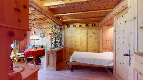 een slaapkamer met een bed en een bureau in een kamer bij Abitaziun Skyline 201 in St. Moritz