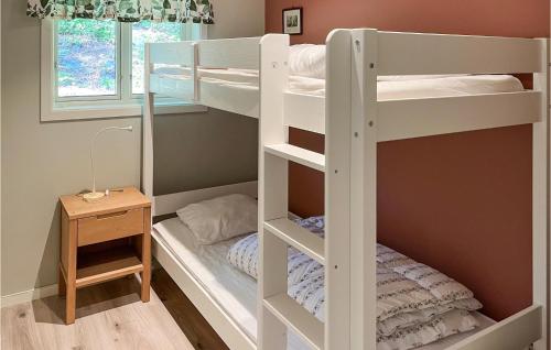 Cette chambre dispose de lits superposés avec 2 lits superposés et une table. dans l'établissement Pet Friendly Home In Hstveda With Wifi, à Hästveda