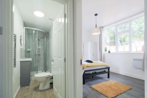 een badkamer met een douche, een toilet en een wastafel bij (S4) Beautiful Studio Close To a Tube Station in Harrow on the Hill