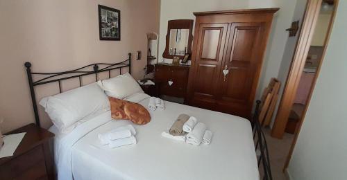 een bed met twee handdoeken en twee schoenen erop bij Marco e Gio - 011024-LT-0192 in Riomaggiore