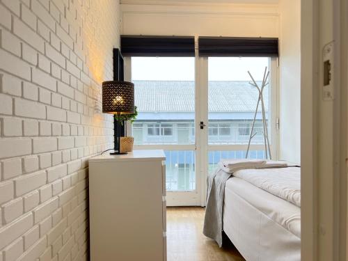 - une chambre avec un lit et une grande fenêtre dans l'établissement Three Bedroom Apartment In Valby, Langagervej 66,, à Copenhague