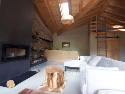 a living room with a white couch and a wooden ceiling at Espectacular Chalet de Montaña Pirineos, Burg in Burg