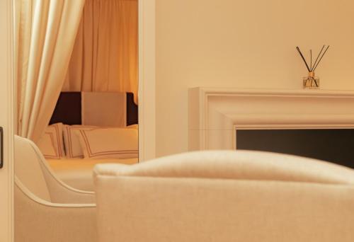 sala de estar con silla y chimenea en Magda Boutique Rooms, en Londres