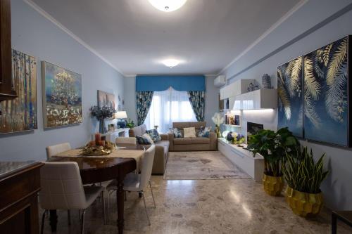 a living room with a dining table and a couch at Dimora Giulia in Campobasso