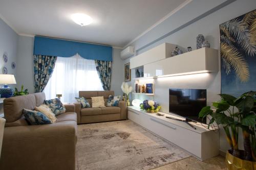 a living room with a couch and a television at Dimora Giulia in Campobasso