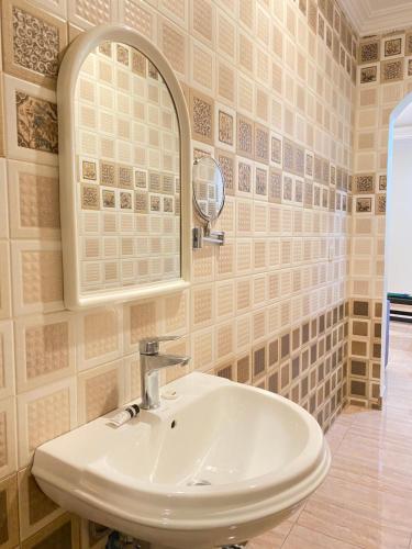 een badkamer met een wastafel en een spiegel bij شقق بيت الايواء للشقق المخدومة in Dammam