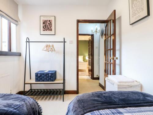 ein Schlafzimmer mit einem Bett und einer Tür zu einem Flur in der Unterkunft 2 Dove Cottage in Uttoxeter