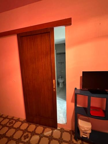 une porte menant à une chambre avec salle de bains. dans l'établissement Corte De Ritis, à Giovinazzo