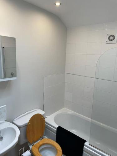 een badkamer met een toilet, een wastafel en een bad bij Hawksworth Cottage - Grassington Village Location in Grassington