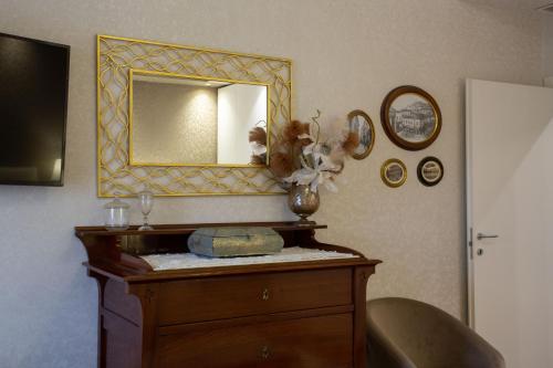 a mirror on top of a dresser in a room at Dimora Giulia in Campobasso
