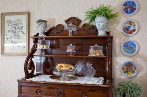 a wooden shelf with a bowl of food on it at Dimora Giulia in Campobasso