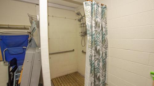 キティホークにあるOceanside, Close to Beach Access, Community Pool, KHSDD1, Sea Dunes D1の部屋にシャワーカーテン付きのウォークインシャワー