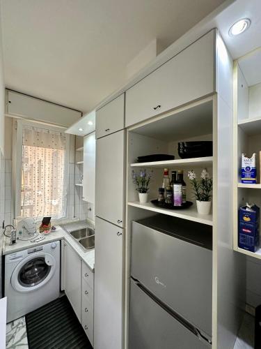 a kitchen with a washer and a washing machine at Casavacanzetoffee Gold in Bologna