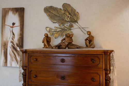 three wooden children sitting on top of a dresser at Dimora Giulia in Campobasso