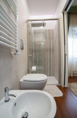 a bathroom with a toilet and a sink at Dimora Giulia in Campobasso