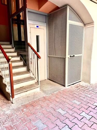an entrance to a building with a door and stairs at Appartamento in centro storico "La Casa di Cri" in Asti