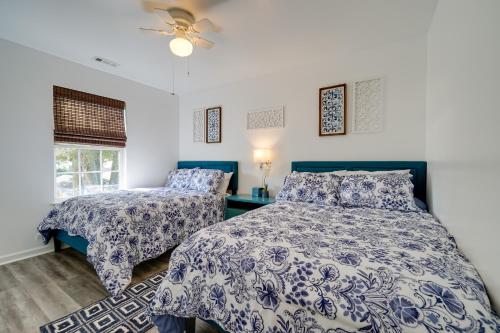 - une chambre avec 2 lits avec des draps bleus et blancs dans l'établissement Walkable Wilmington Home Near Historic District, à Wilmington