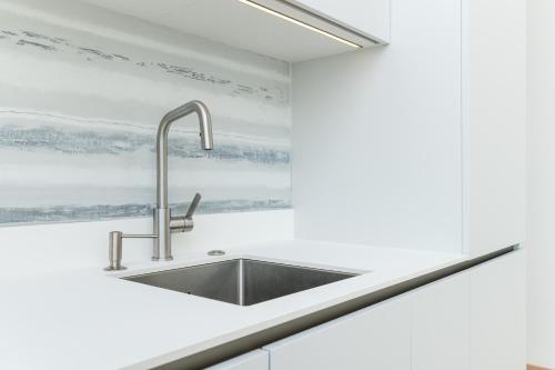 cocina blanca con fregadero en Brand new 2bdroom Free Parking Apartment en Tallin