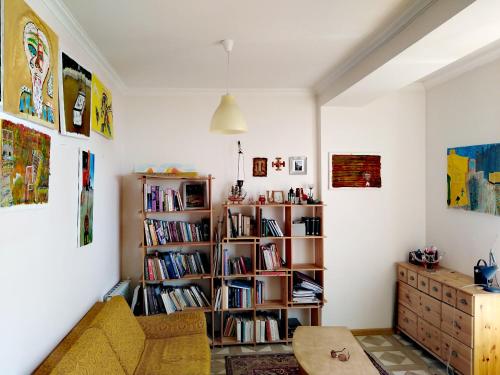 una sala de estar con una estantería llena de libros en Art home 2 en Vagharshapat