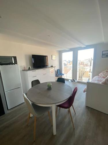 sala de estar con mesa y sillas y cocina en Appartement en plein cœur du centre ville, en Les Sables-dʼOlonne
