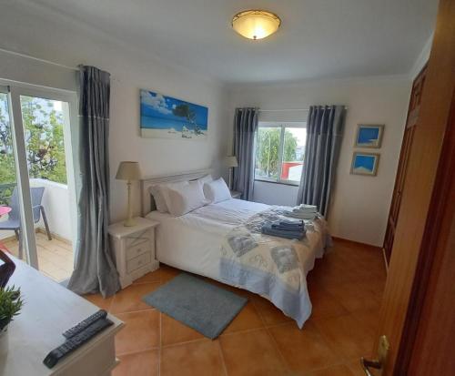 タヴィラにあるTavira Casa Jennyのベッドルーム(ベッド1台、窓付)