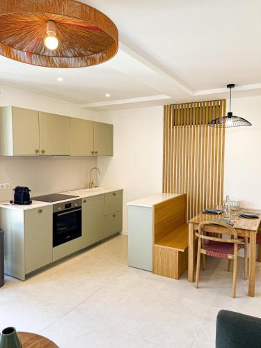 une cuisine avec une table et une salle à manger dans l'établissement Petit Vallon - Wifi - Parking - 2 Chbres - Clim, à Cassis