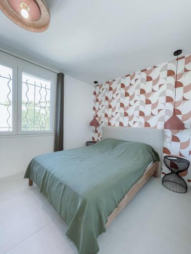 une chambre blanche avec un lit et une fenêtre dans l'établissement Petit Vallon - Wifi - Parking - 2 Chbres - Clim, à Cassis