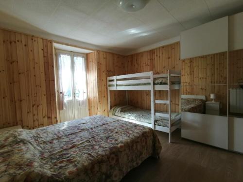 Un dormitorio con dos literas y una ventana. en Casa vacanza Lara, en Santa Brigida