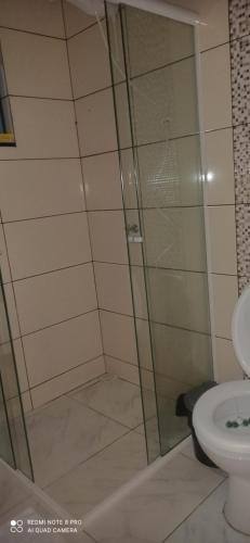 uma cabina de duche em vidro numa casa de banho com WC em Linda casa completa confortável em Foz do Iguaçu
