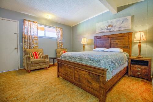 een slaapkamer met een groot bed en een stoel bij Wheeler Inn Texas, US - 83 By OYO in Wheeler