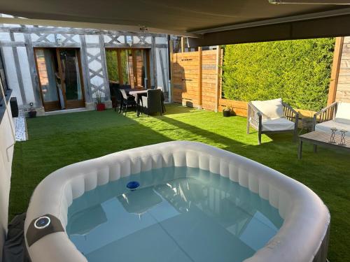 a swimming pool in the middle of a yard at Jolie maison style champenois Classement 3 étoiles Gîtes de France in Barberey-Saint-Sulpice