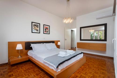 een slaapkamer met een bed met twee handdoeken erop bij Kyma Beach Apt by TrulyCyprus in Limassol