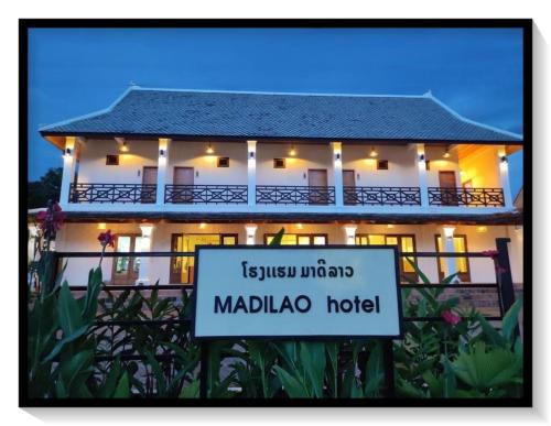 um sinal em frente a um hotel malawi em Madilao Hotel em Luang Prabang