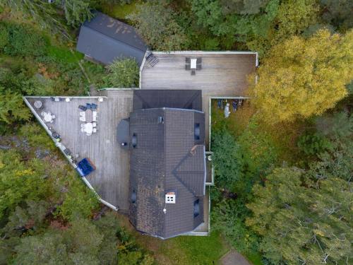 an overhead view of a building in the woods at Havsnära Motorbåt 12 Cyklar 18+Beds VedBastu Hav! in Djurhamn