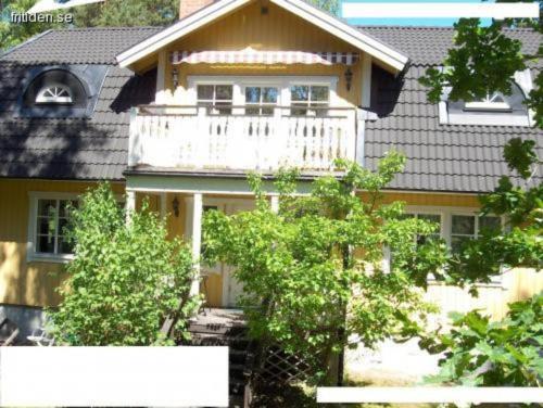 a large house with a balcony on top of it at Havsnära Motorbåt 12 Cyklar 18+Beds VedBastu Hav! in Djurhamn