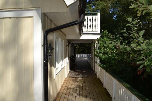 a hallway leading to a house with a balcony at Havsnära Motorbåt 12 Cyklar 18+Beds VedBastu Hav! in Djurhamn