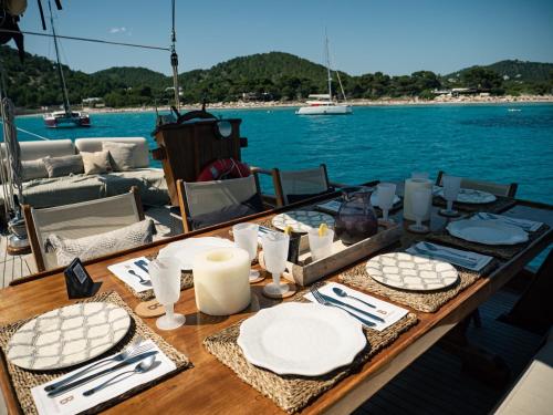 un tavolo su una barca con piatti e utensili di Wooden Boat- La Goletta a Barcellona