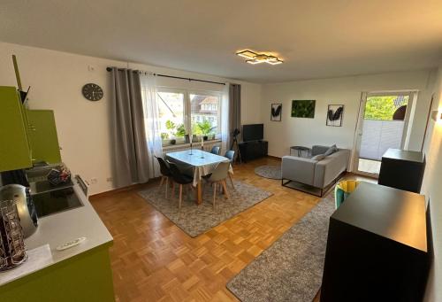 een keuken en een woonkamer met een tafel en een bank bij aPARTMENT KARL 22 in Alsfeld