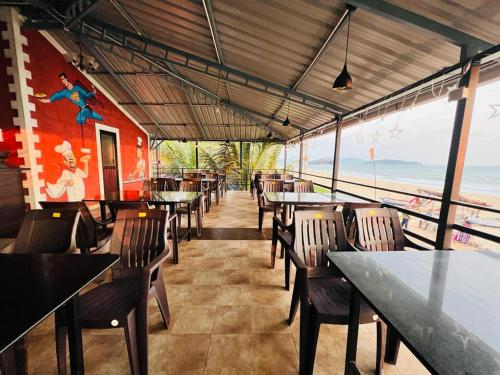 Restoran ili neka druga zalogajnica u objektu Explore Blue horizon beach view homestay