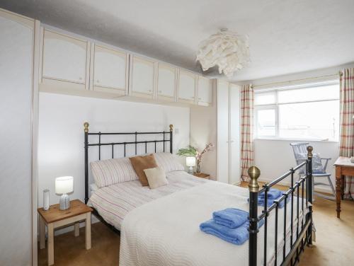 a bedroom with a large bed and a window at Wingelock in Rhosneigr