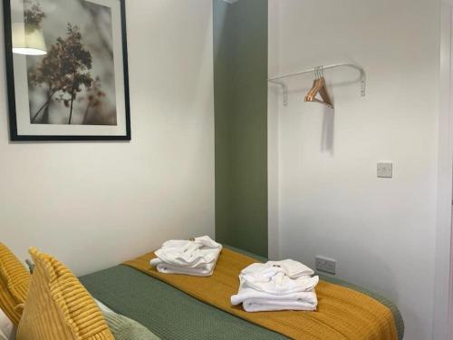 Una habitación con una cama con toallas. en Pentrebach House by M-GroupSA en Troed-y-rhiw