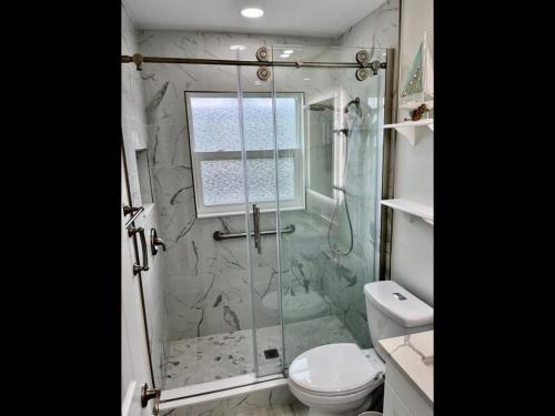 uma casa de banho com uma cabina de duche em vidro e um WC. em Villa 6 - Aloha Kai Vacation Villas em Siesta Key