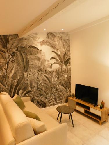 un salon avec un canapé et une télévision dans l'établissement #3 Studio # Place charmante, à Toulon