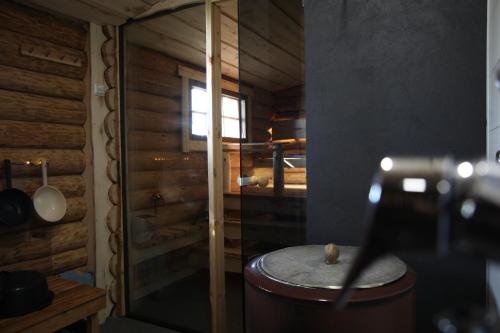 une chambre avec une porte en verre et une table dans une pièce dans l'établissement Rafi - The Village of Silence, à Tepsa
