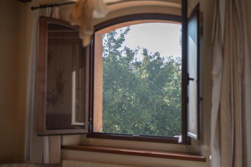 an open window with a view of a tree at OLATZEA LANDA HOTELA in Arbizu
