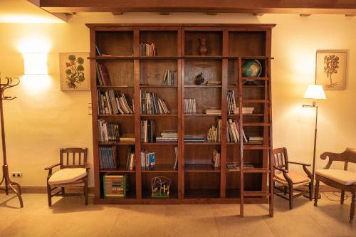 a book shelf filled with books in a living room at OLATZEA LANDA HOTELA in Arbizu