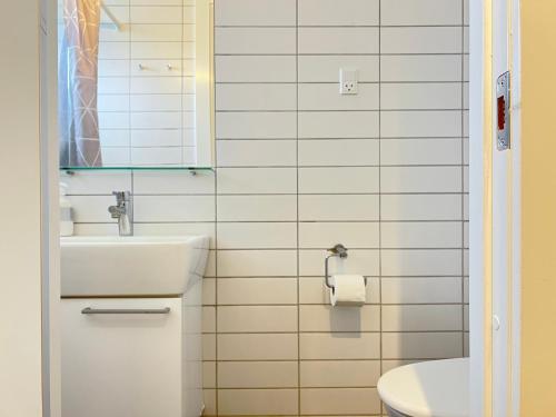 La salle de bains est pourvue d'un lavabo, de toilettes et d'un miroir. dans l'établissement Three Bedroom Apartment In Valby, Langagervej 66,, à Copenhague